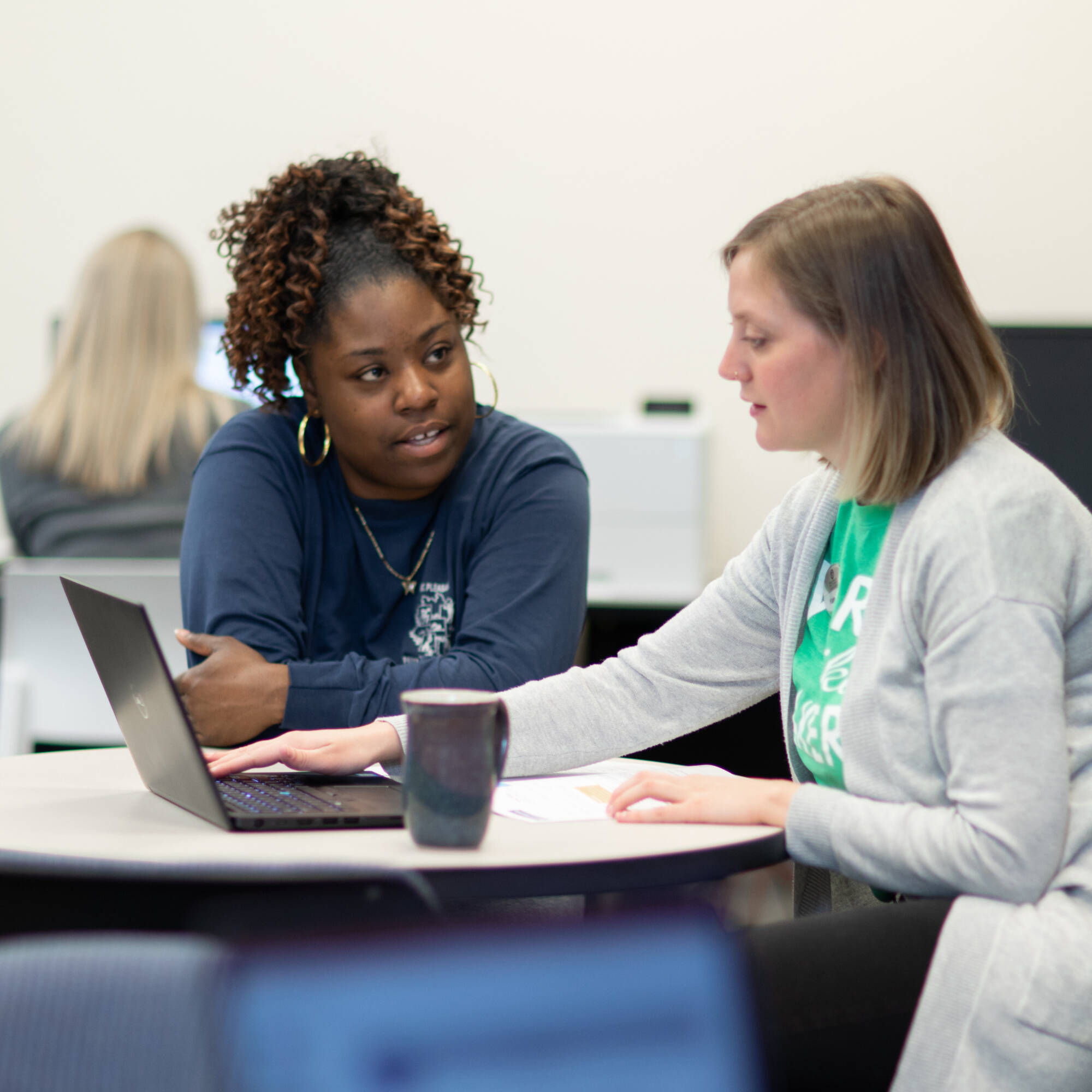 Advisor with a student in a session
